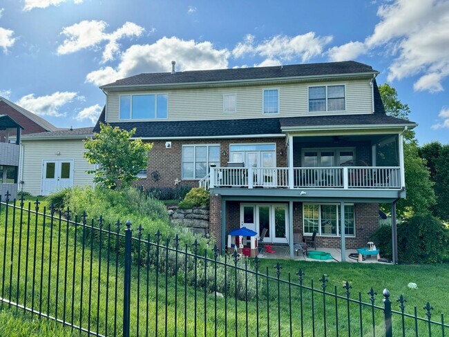 Building Photo - Charming Wyatt Farms Home with Stunning Vi...