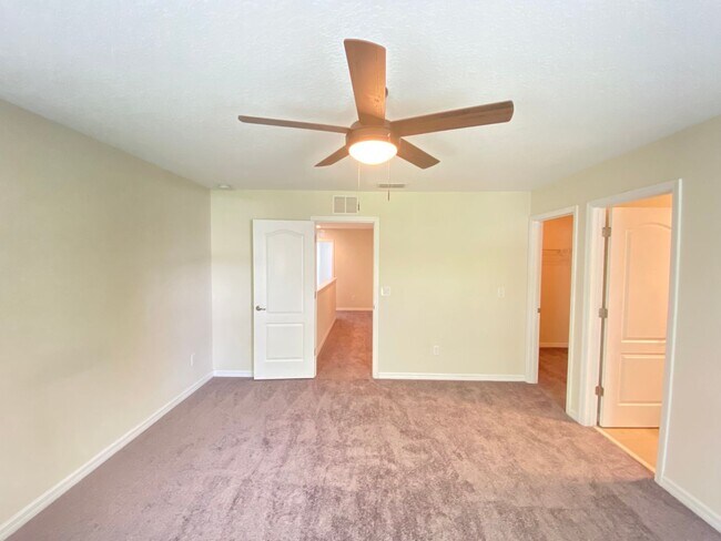 Building Photo - Beauiful Townhome in Tuscany Place. This i...