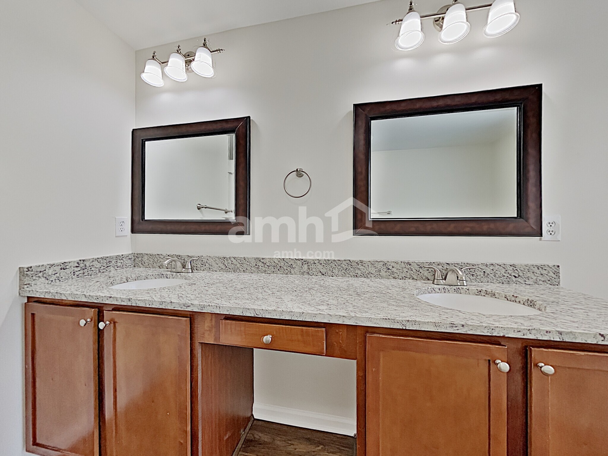 Building Photo - 2026 Peach Shoals Cir