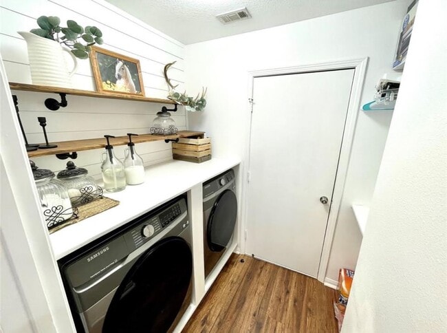 Building Photo - 1811 Tickner St