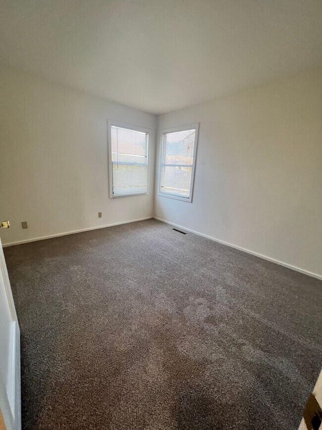 Building Photo - 2 Bedroom Blue Lake House with extra Loft Space!