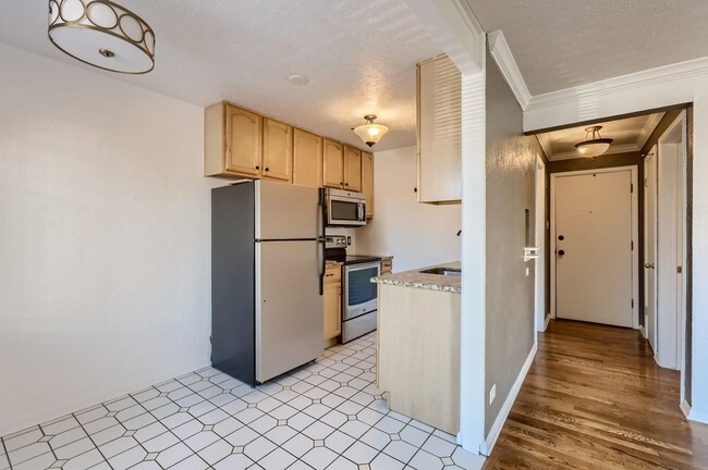 Building Photo - Cozy 1 Bed/1 Bath Near The Heart of Denver!!