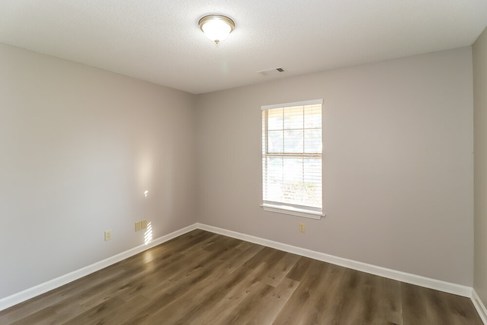 Building Photo - 180 Pine Ridge Ln