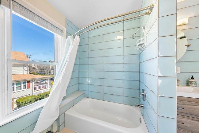 Tub/shower - 701 Asbury Ave