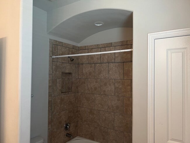 Building Photo - 4  bed 2 bath 2 car in Mustang Schools