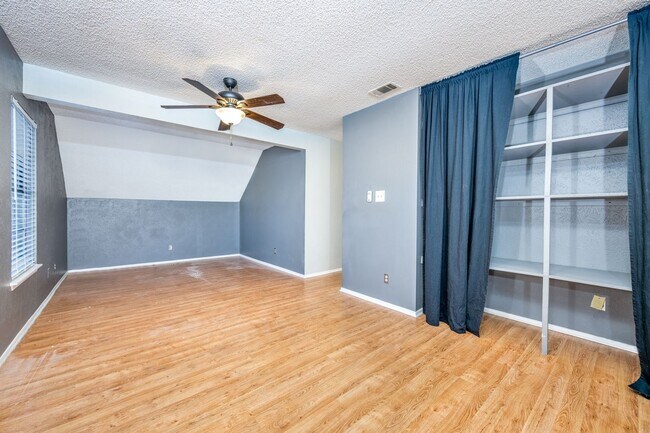 Building Photo - 1925 Parkside Dr