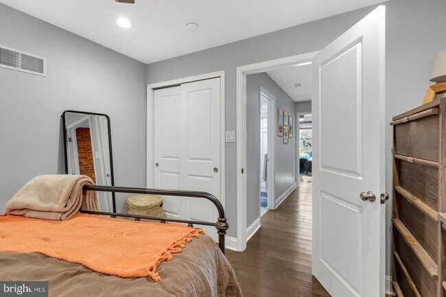 Building Photo - 2531 Collins St