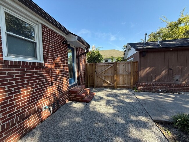 Building Photo - Full Renovated Cottage in Byrnes Downes