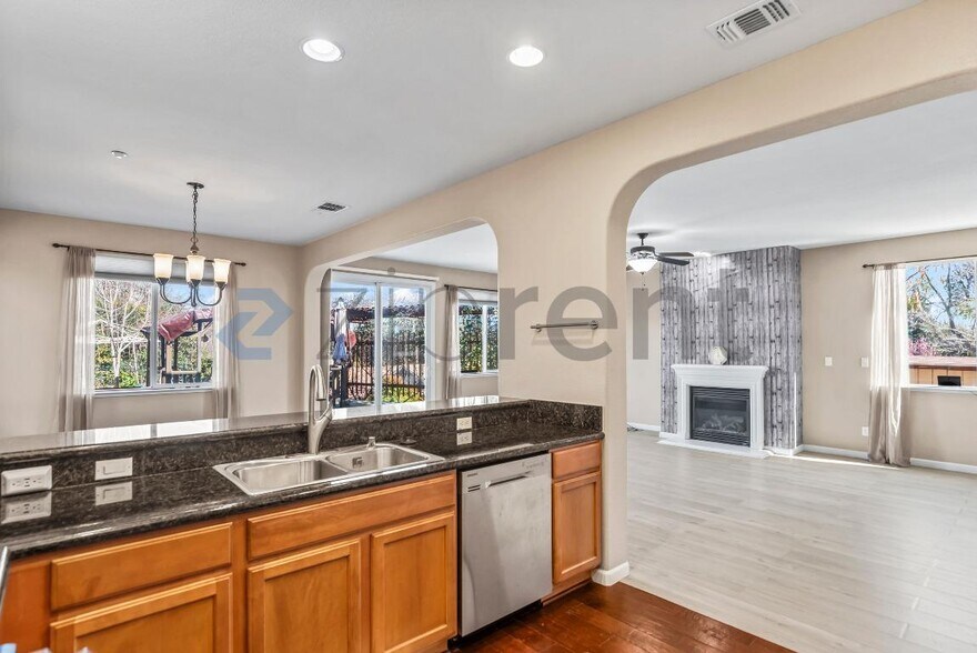 Building Photo - 205 Blum View Dr