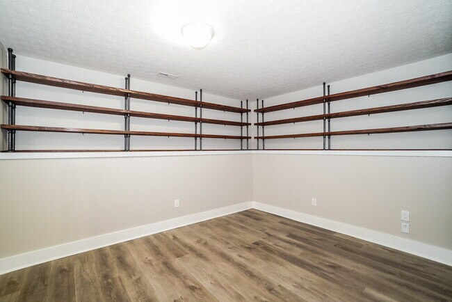 Building Photo - 4581 Dungannon Dr