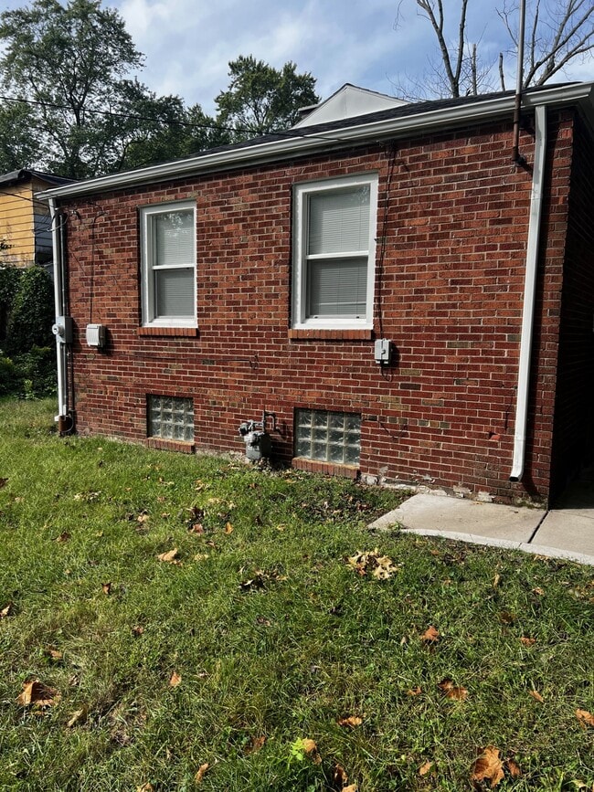 Building Photo - 837 Floyd St