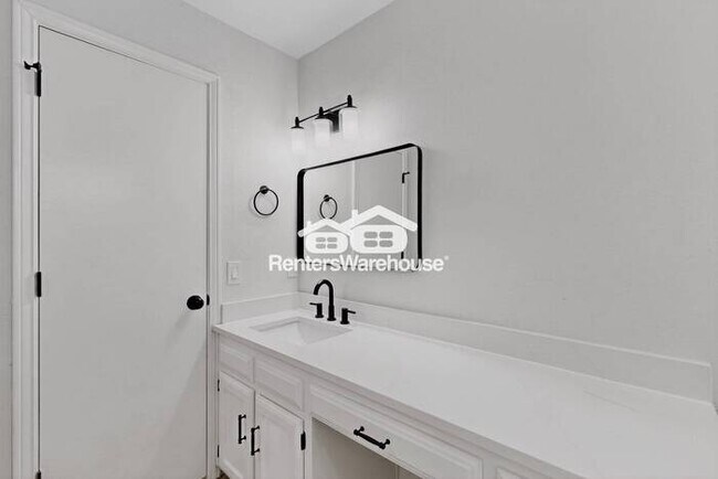 Building Photo - MOVE IN READY COMPLETELY UPDATED - 3BED/2B...