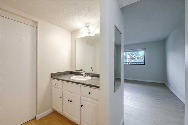 Building Photo - 10 Pueblo Dr
