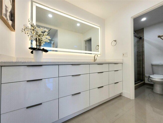 Building Photo - 3505 S Ocean Dr