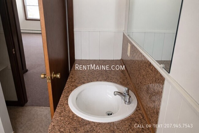 Building Photo - 19 Hemlock St