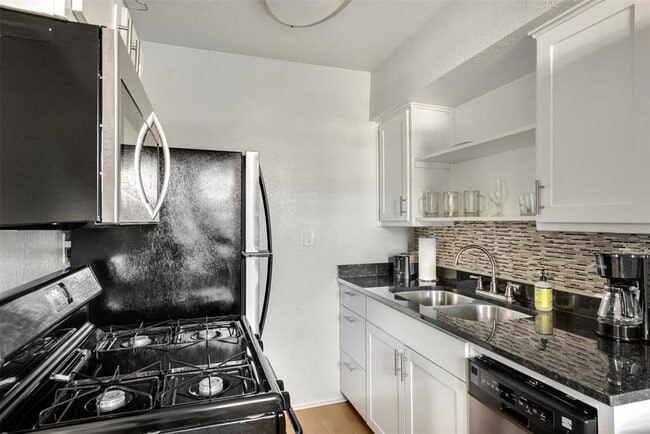 Building Photo - 2401 Manor Rd