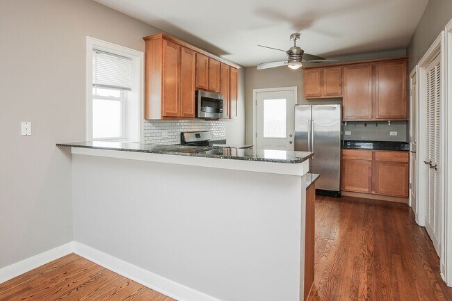 Building Photo - 3911 W Addison St