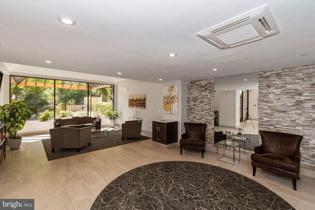 Building Photo - 1BD/1.5BA | Potomac Views & Metro Steps Away