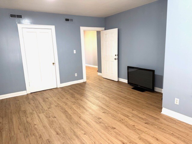 Building Photo - 5946 N Talman Ave