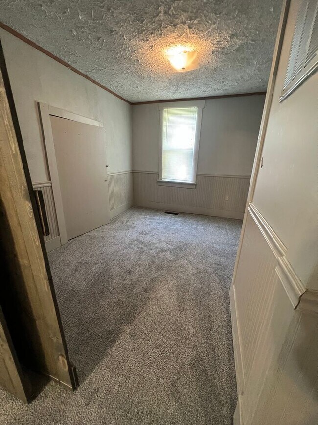 Building Photo - 2 bed 1 bath with garage and fenced in yard