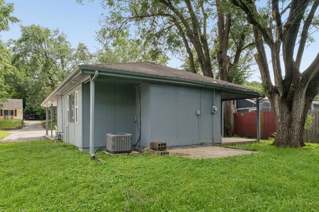 Building Photo - Charming Mid-Century Ranch Home Available Now!  1st Month's Rent is FREE!*