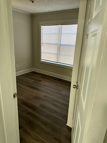 Building Photo - 814 Baker Ave