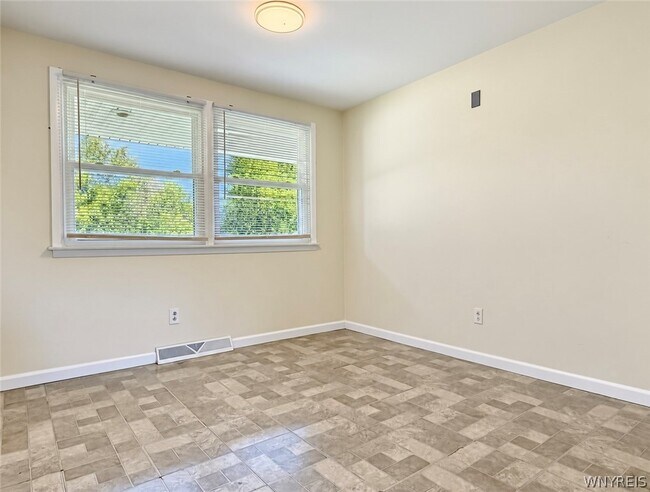 Building Photo - 220 Garden Pkwy