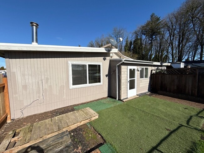 Building Photo - 3010 Phyllis St NE