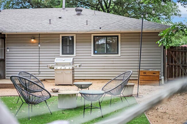 Building Photo - 307 Thistlewood Dr