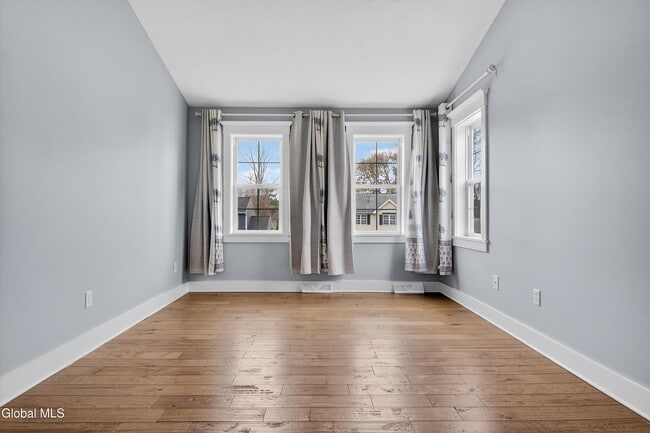 Building Photo - 716 Adams Cir