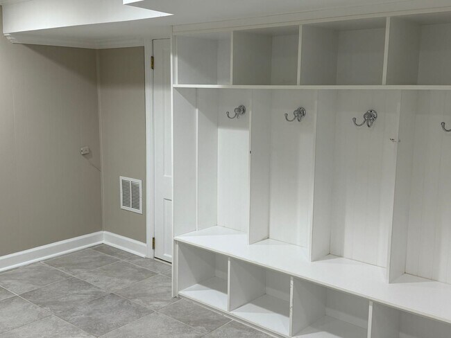 Building Photo - Stunning Home, Great Location, and More!