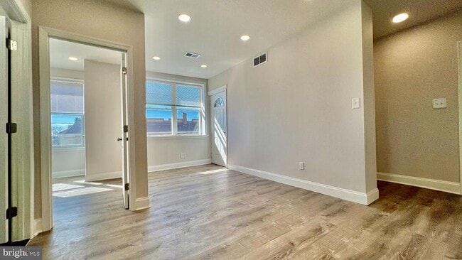 Building Photo - 2001 Middleton St