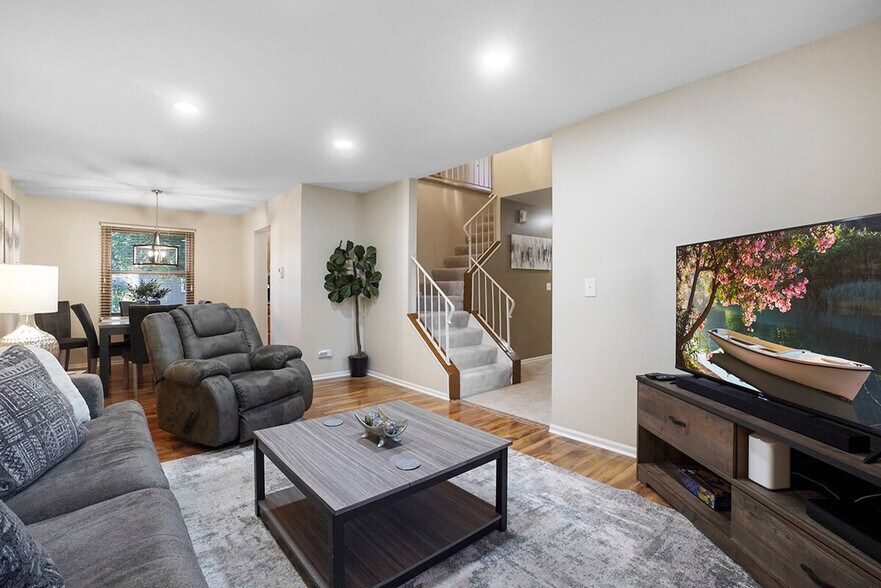 Building Photo - 2323 Woodview Ln