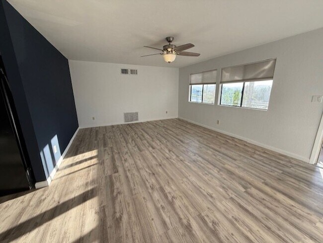 Building Photo - Wonderful Home 3 bed 1 bath with a Great Yard