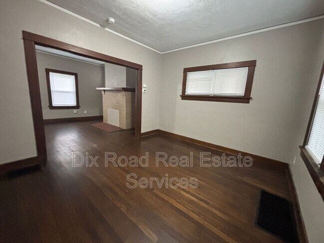Building Photo - 38 Laura Ave