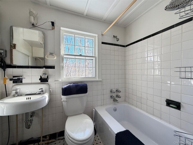 Building Photo - 674 Debruce Rd