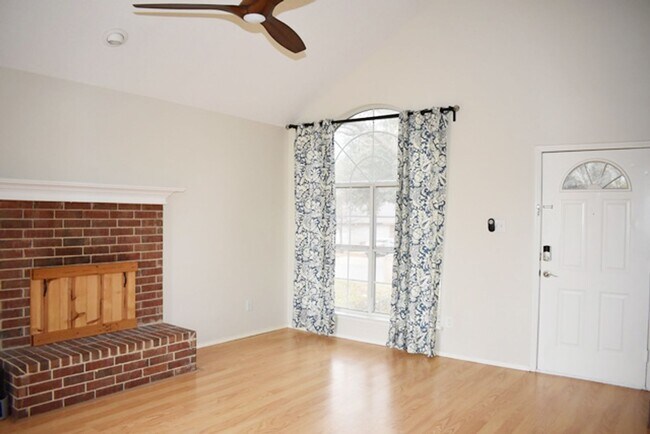 Building Photo - Lovely 3-2-2 in Ft. Worth in Desirable Loc...