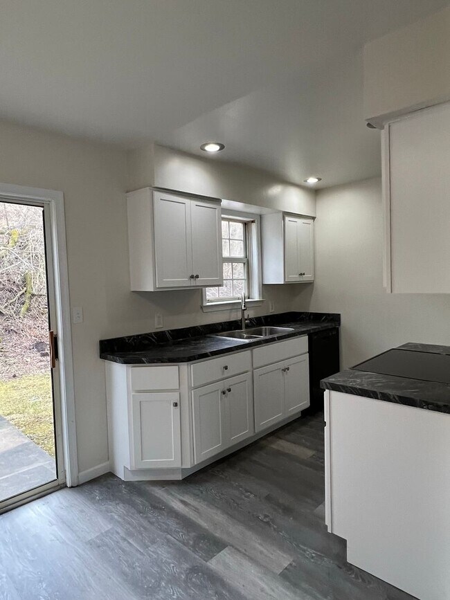 Building Photo - 3BR Townhome - Northampton School District