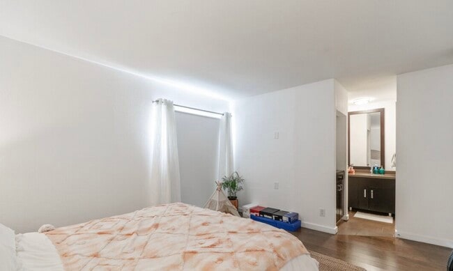 Building Photo - 141 S Clark Dr