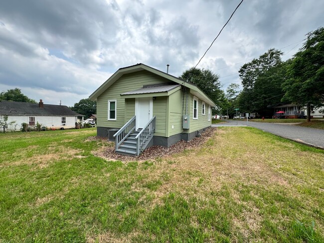 Building Photo - 2/1 House currently being remodeled. Shoul...
