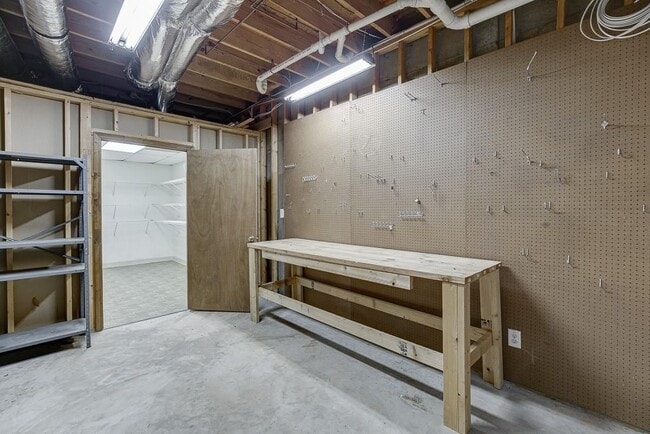 Building Photo - 6655 Lake Run Dr