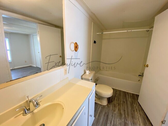 Building Photo - 307 N Kinney Ave