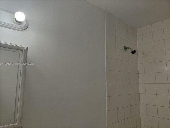 Building Photo - 13950 NE 2nd Ave