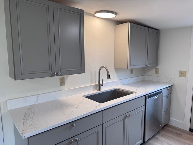 Building Photo - Woodfin - 1920's Cottage