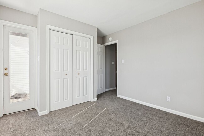 Building Photo - Fully Updated 2 Bedroom Unit!
