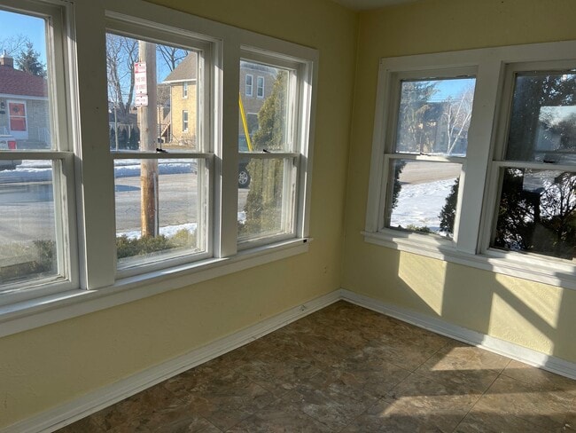 Building Photo - 136 N Dewey Ave