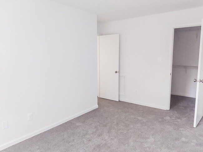 Building Photo - Spacious And Renovated 3 Bed 2 Bath Interi...
