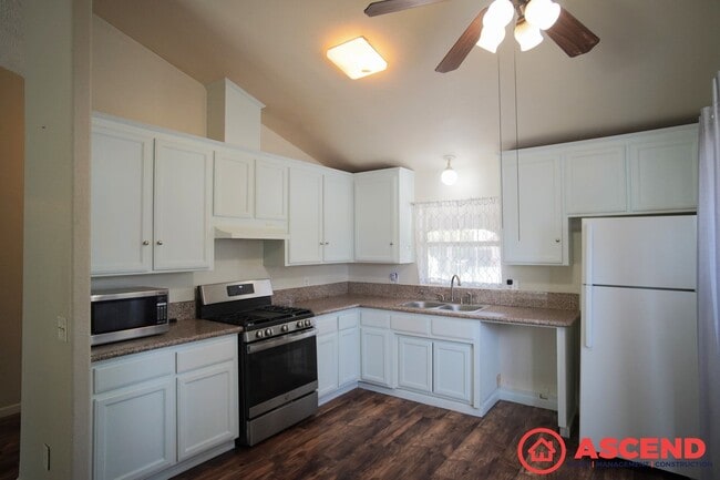 Building Photo - Lovely Home in East Bakersfield!