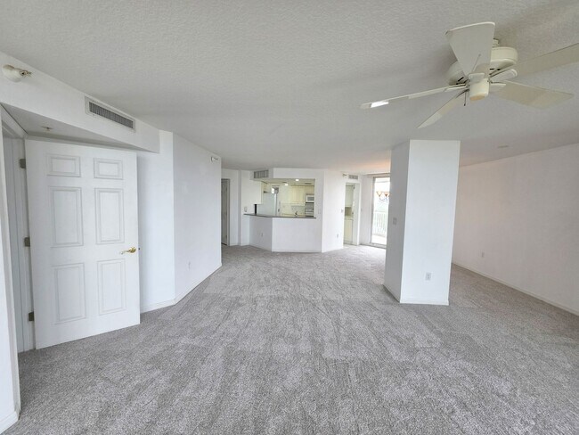 Building Photo - Beautiful Annual 7th floor Condo with Stunning Ocean Views 3/2