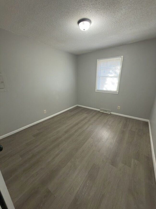 Building Photo - 747 S Nettleton Ave